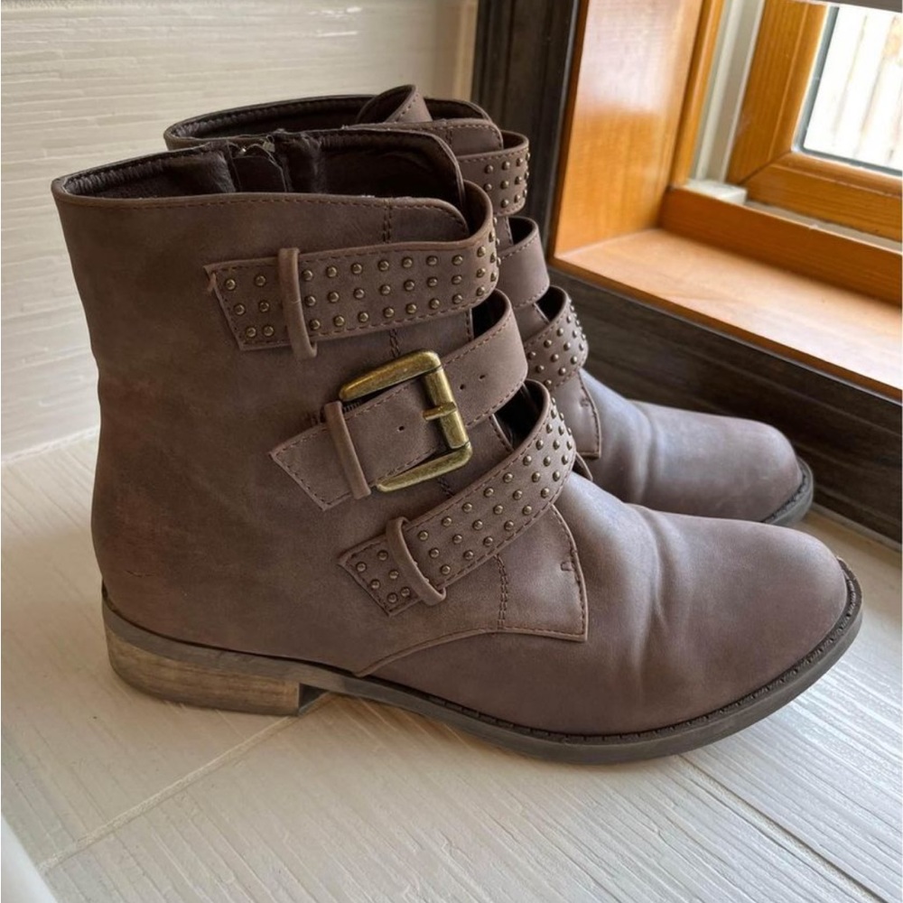 Women’s Diba Jarvis studded ankle boots. Brown. Size 7.5
